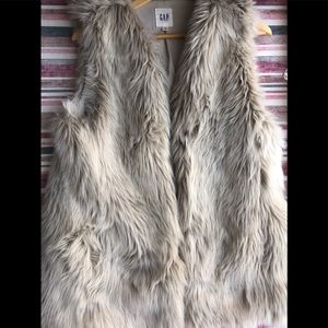 GAP faux fur vest worn only few times/great condtn